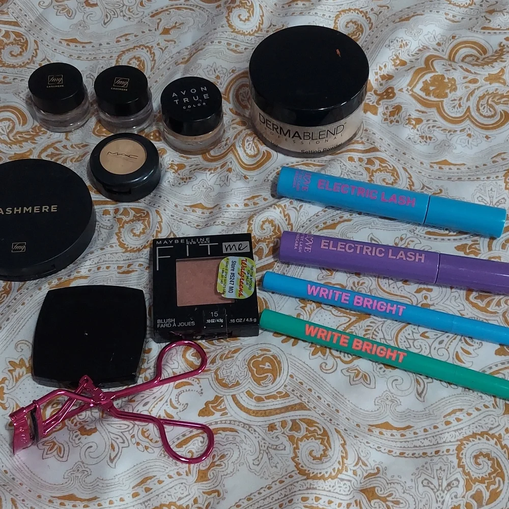 Lot of makeup - Picture 1 of 14